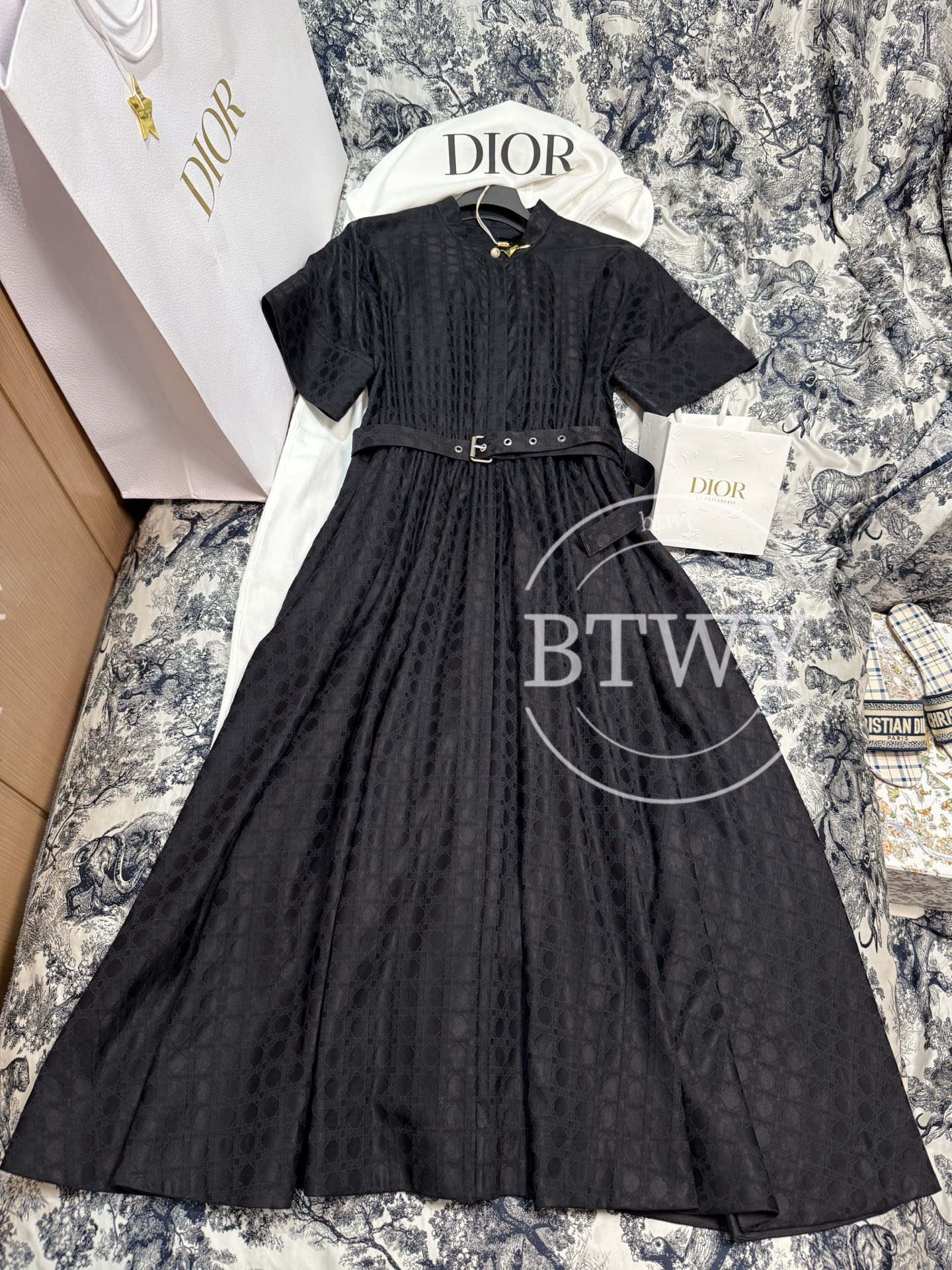 DRESS