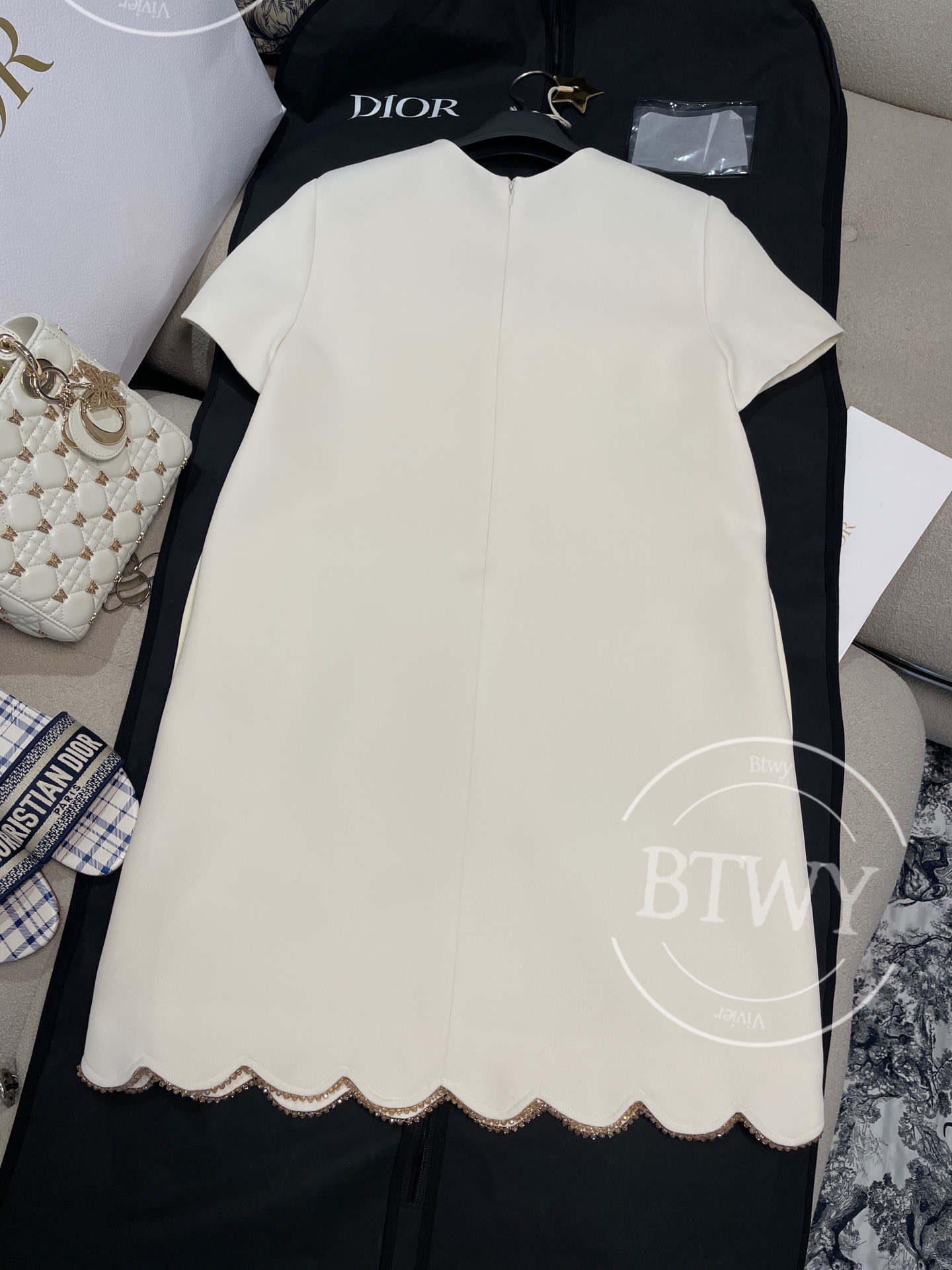 DRESS