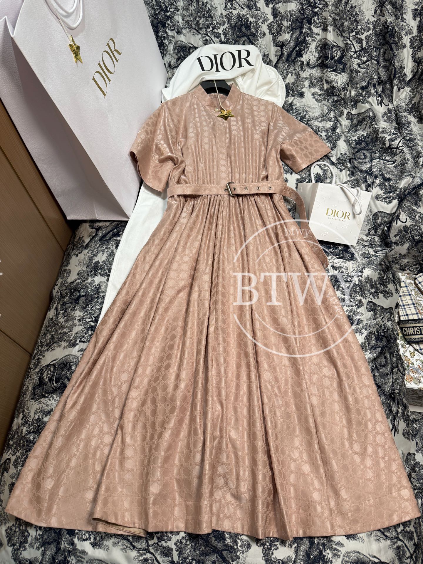 DRESS